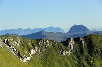 Beeindruckende Bergkulisse im Sommer 