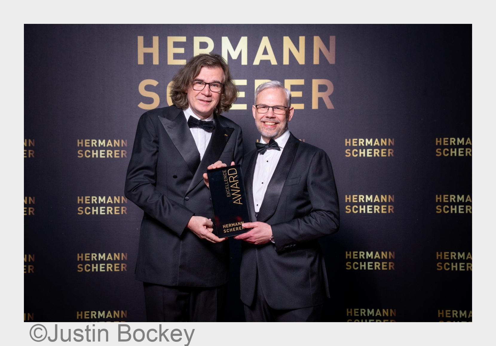 Hermann Scherer verleiht den Excellence Award an Jörg Barth (Bildquelle: Justin Bockey)