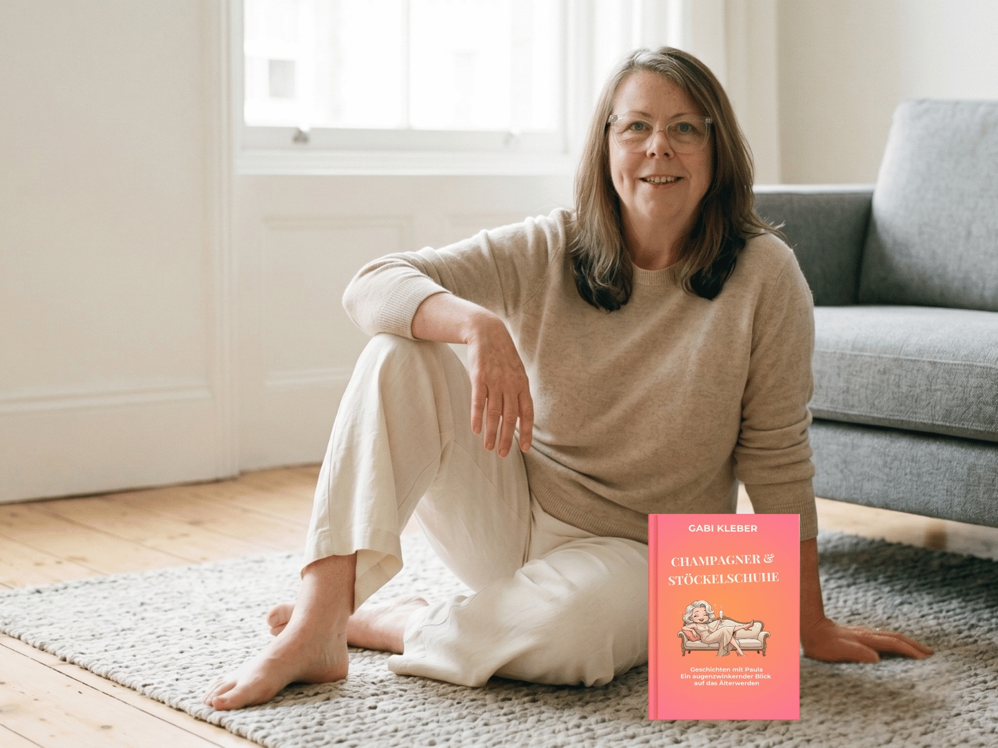 Gabi Kleber mit ihrem Buch"Champagner& Stöckelschuhe (Die Bildrechte liegen bei dem Verfasser der Mitteilung.)