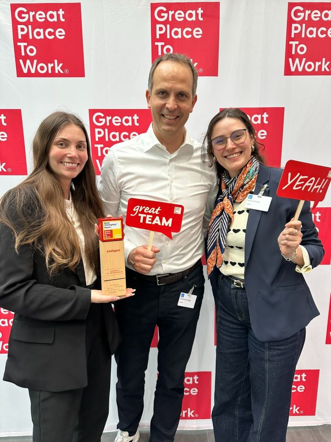 b.telligent-Team freut sich über Auszeichnung Great Place to Work (© @b.telligent)