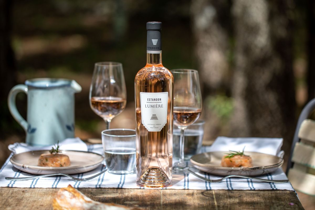 Estandon Lumière - der Rosé aus der Provence ist ein ideale Partner an warmen Sommertagen.  (© Estandon)
