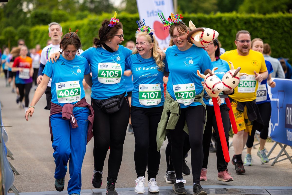 Feste feiern beim IKK BB Firmenlauf Potsdam.  (© Die Sportmacher GmbH)