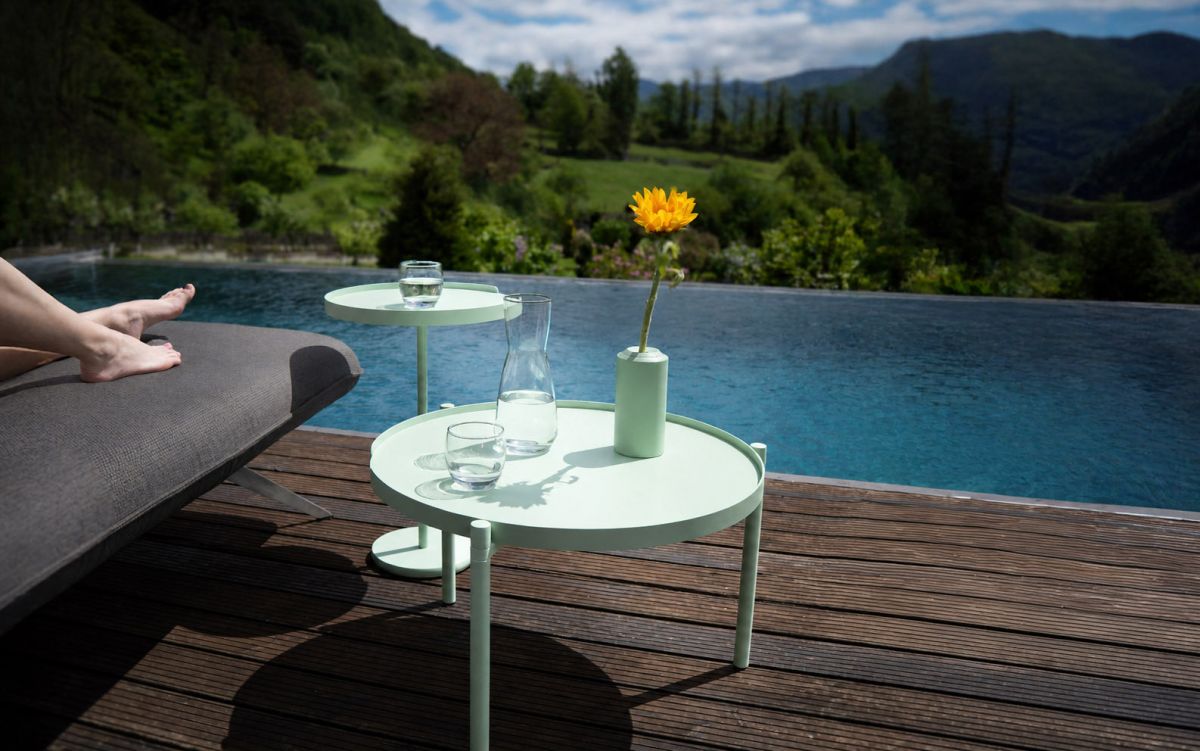 Minimalistische Beistelltische aus Metall am Pool - Teil der Outdoor-Kollektion von Siqual Design (© Siqual Design)