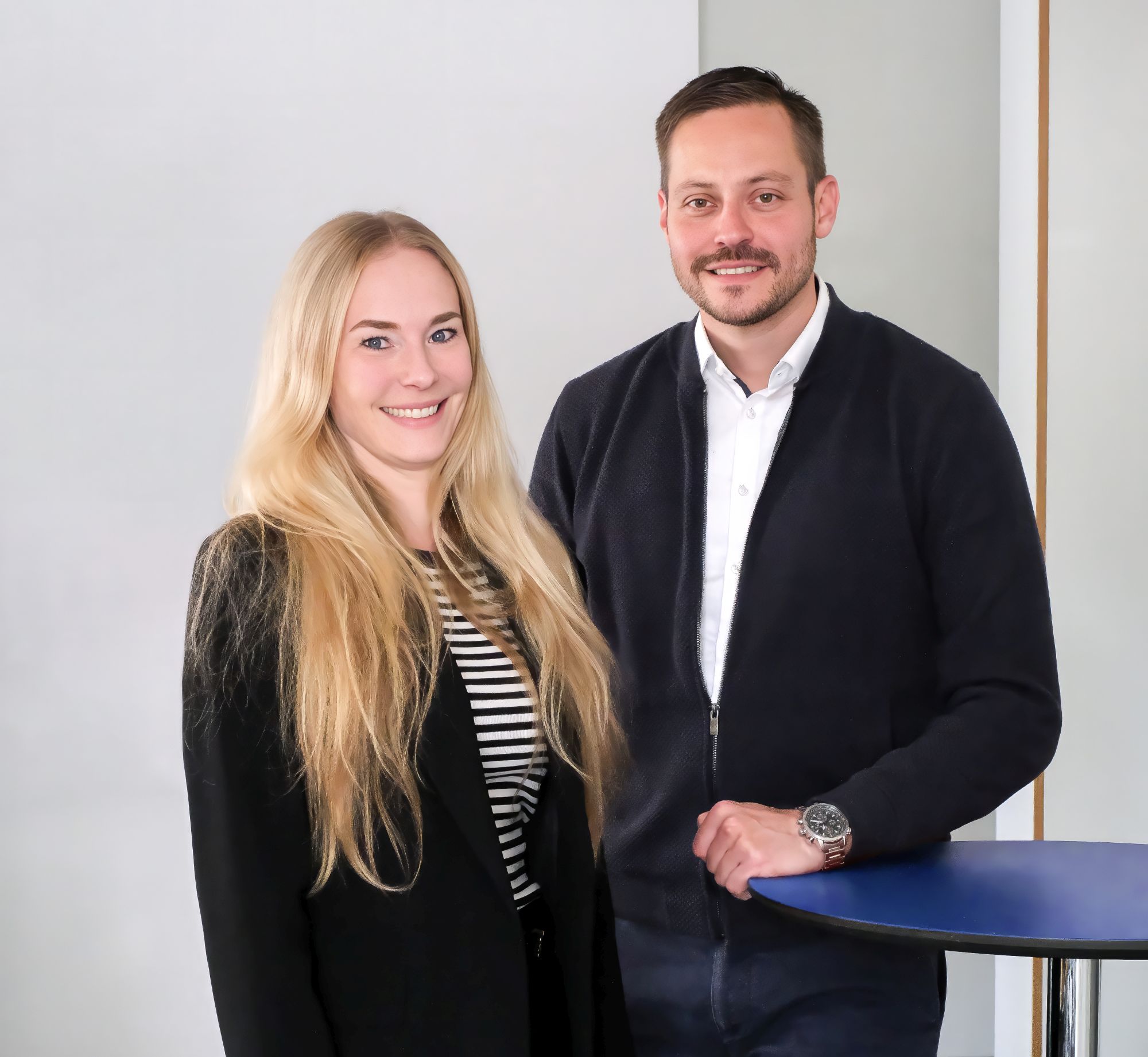 Maximilian Münch (rechts) mit Jana Katharina Fischer, GfGesin. Familienholding der PTA-Gruppe (Bildquelle: DATIS)