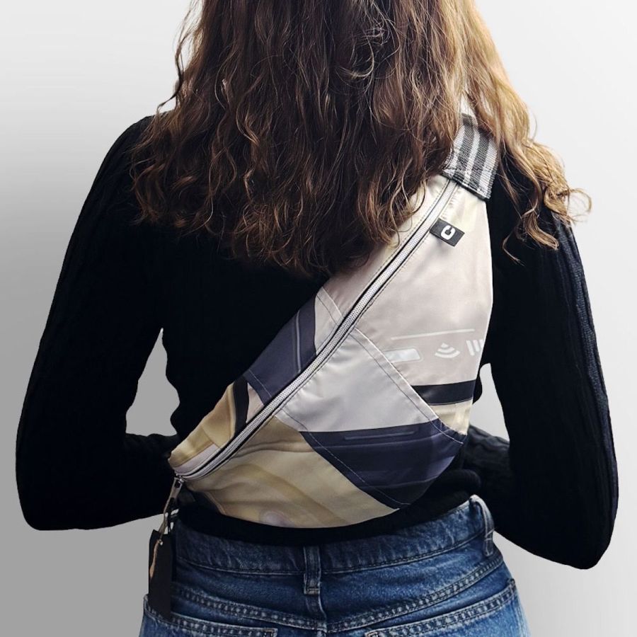 Cross-Body-Bag aus der Upcycling-Kollektion von Comspot (© Byteclub)