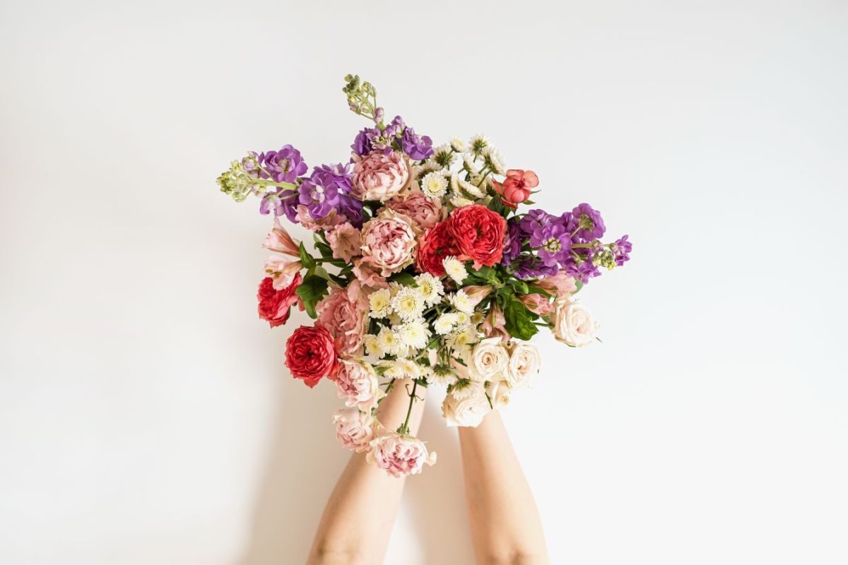 Ein liebevoller Blumenstrauß gehört zu den beliebtesten Geschenkideen zum Muttertag. Quelle: Canva (© )