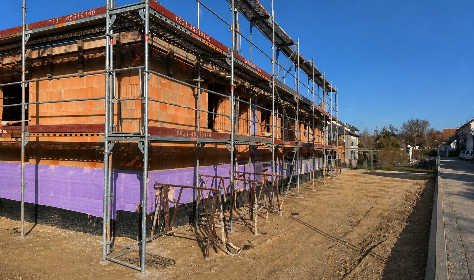 Rohbau des 3er Reihenhauses in Erding mit Gerüst. (Die Bildrechte liegen bei dem Verfasser der Mitteilung.)
