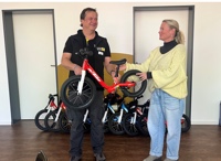 Lucky Bike übergibt die KTM Laufräder an den gemeinnützigen Verein.