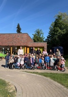 Der Kindergarten Christus König aus Duisburg freut sich über die fünf KTM-Laufräder von Lucky Bike. 
