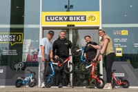 Lucky Bike übergibt die KTM Laufräder an die gemeinnützige Organisation..