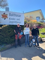 Lucky Bike übergibt die KTM Laufräder an den gemeinnützigen Verein.