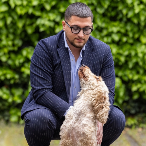 Antonio Vella, Gründer von Vetprotect24, mit Hund Milou (Die Bildrechte liegen bei dem Verfasser der Mitteilung.)
