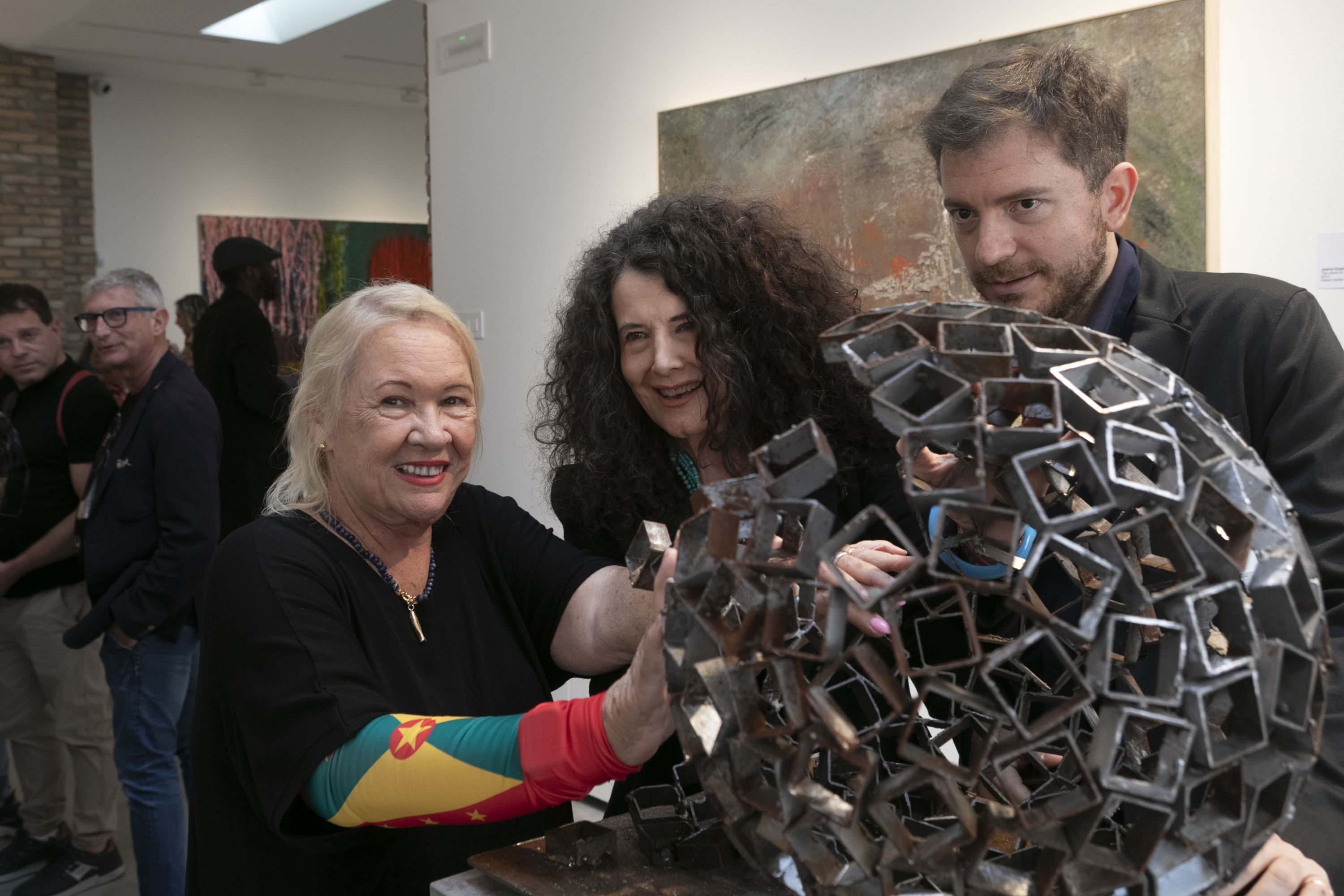 V.I.: S. Mains, A. Kordas, Kurator Daniele mit der Skulptur 