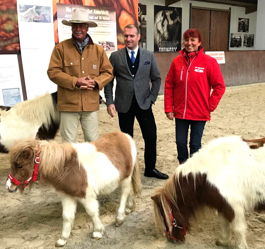 Dieter Ehrengruber (Mitte) mit den Ballermann-Rechteinhabern Annette u. AndréEngelhardt (Die Bildrechte liegen bei dem Verfasser der Mitteilung.)