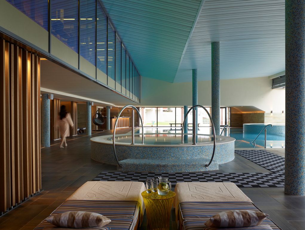 Vorher unschöne, risikoreiche Rutschmatten im Spa, heute transparente Rutschsicherheit (Bildquelle: Hotel Maestral Resort& Casino)