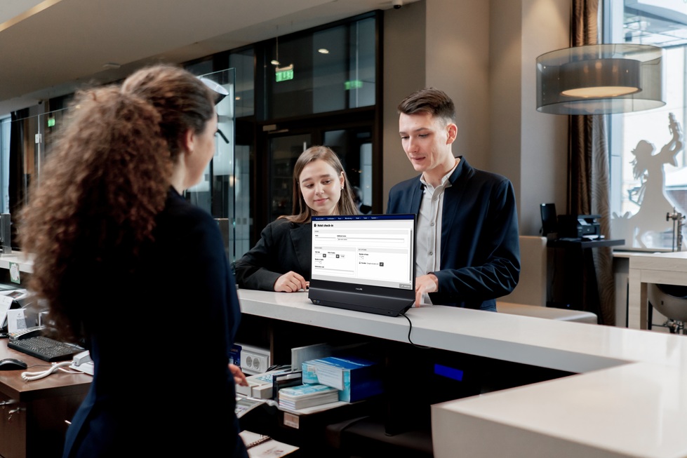 Zweiseitige Anzeige, platzsparender Aufbau: der Philips 24B2D5300 (Die Bildrechte liegen bei dem Verfasser der Mitteilung.)