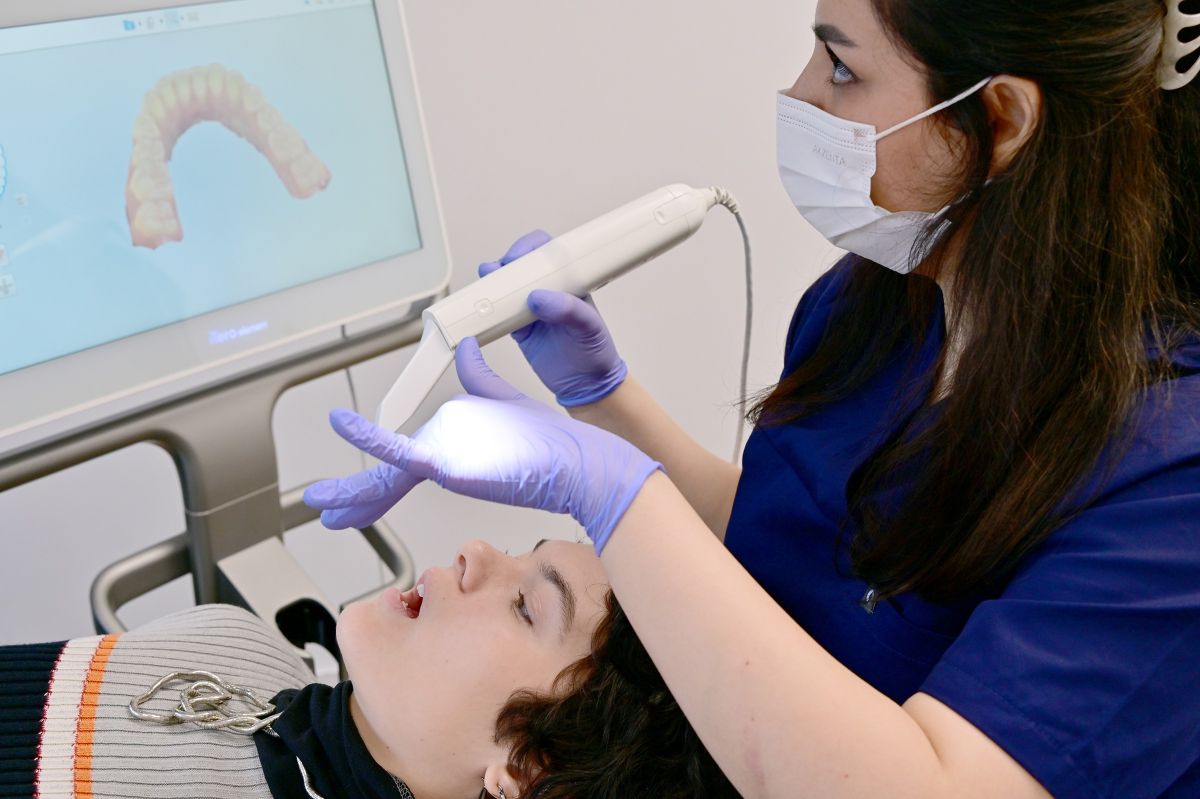 Präzise 3D-Abformung der Zähne: Einsatz eines modernen Intraoralscanners zur Abdrucknahme. (© Zahnfreude Kieferorthopädie)
