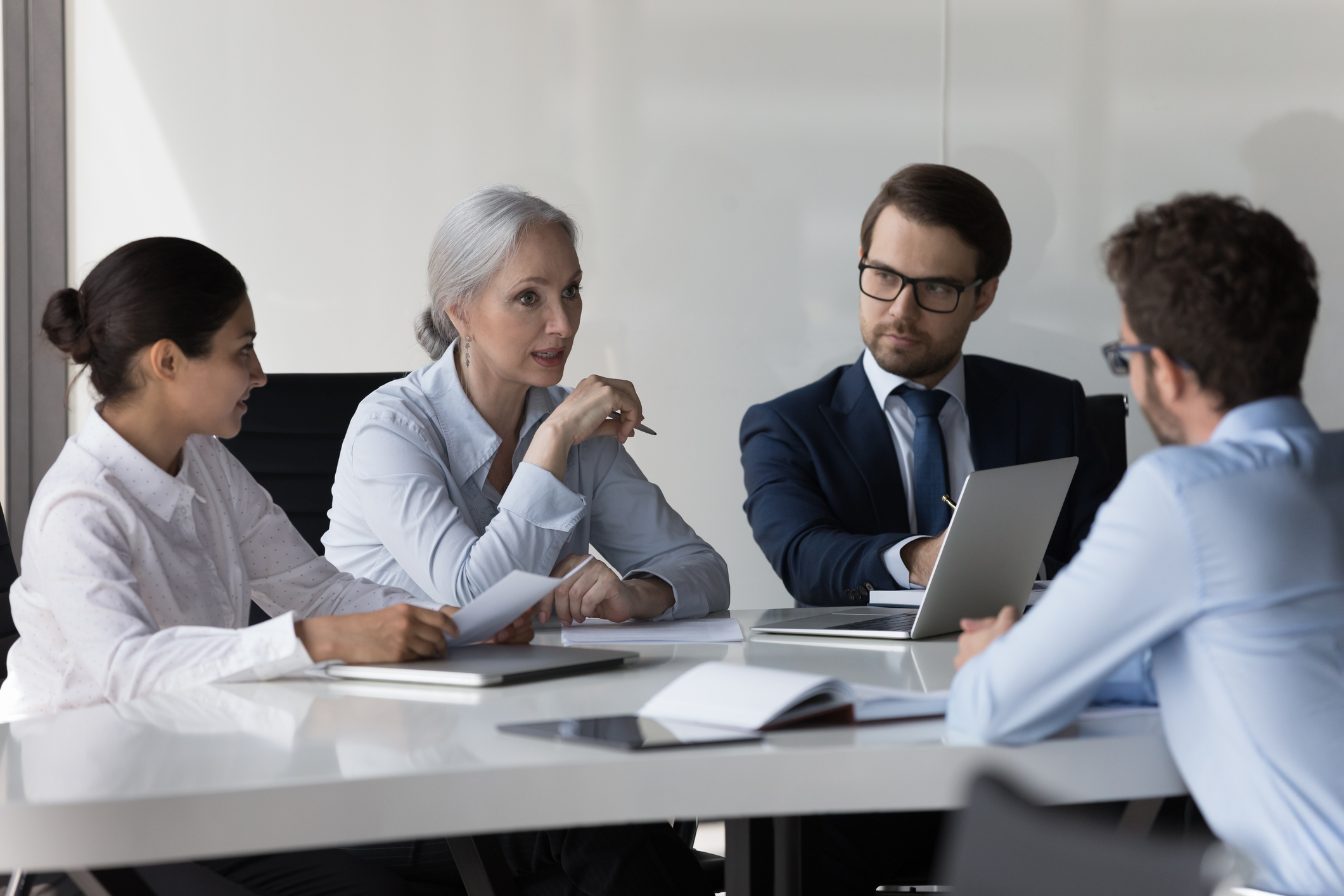Wer bei Kreditgesprächen schlecht vorbereitet ist, zahlt am Ende mehr. (Bildquelle: iStock / fizkes)