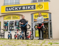 Maximilian Löwe (Lucky Bike Filialleiter Leipzig City) und Julia Merkel (McDonald’s Kinderhilfe). 