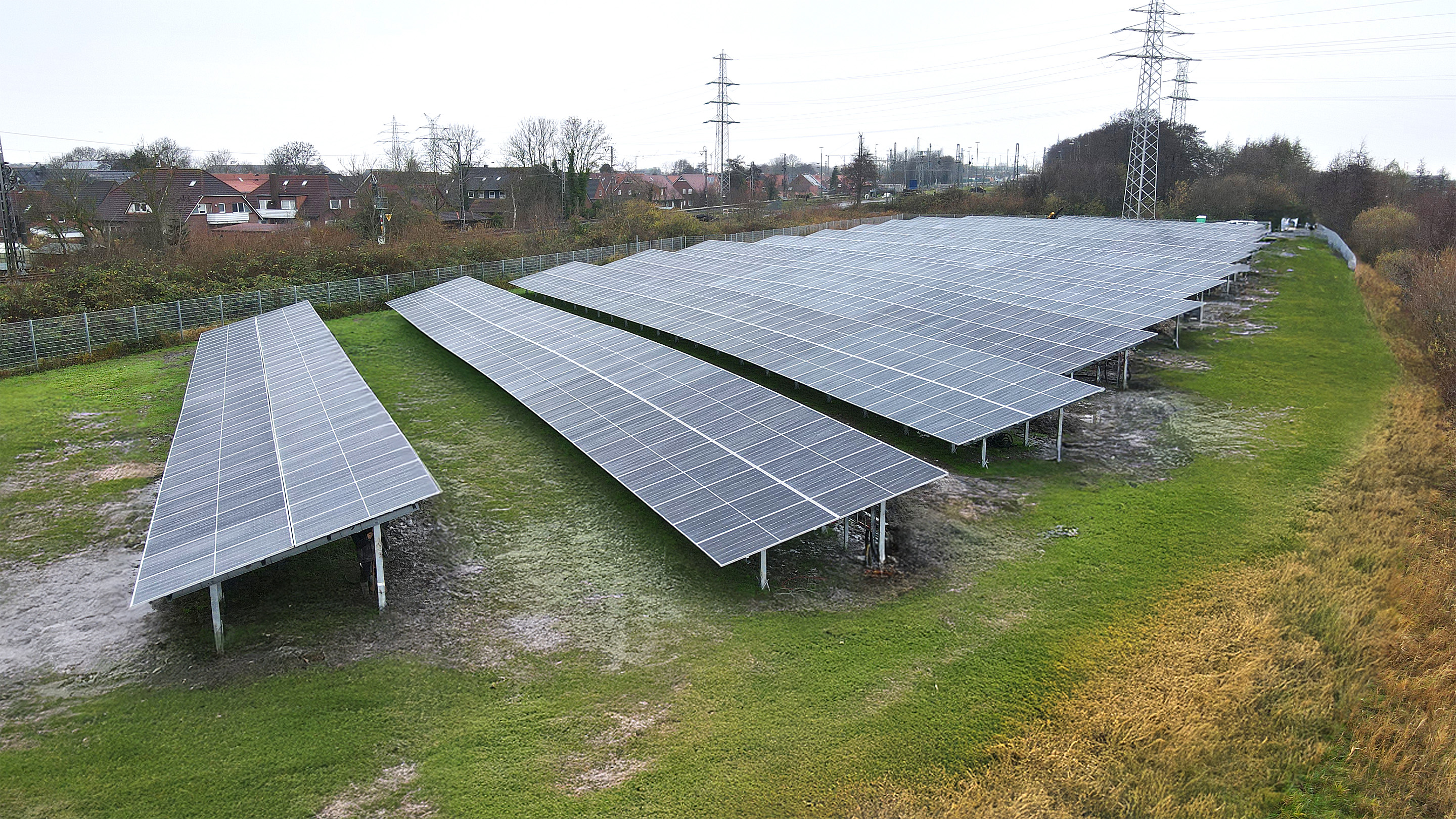 Die neue Freiflächen-PV-Anlage der Reederei Norden-Frisia ergänzt bestehende Kapazitäten auf eigenen Parkflächen und Gebäuden.