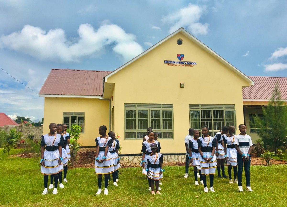 Die Sir Peter Ustinov School in Uganda wurde Anfang Mai eröffnet.  (© Sir Peter Ustinov Stiftung)