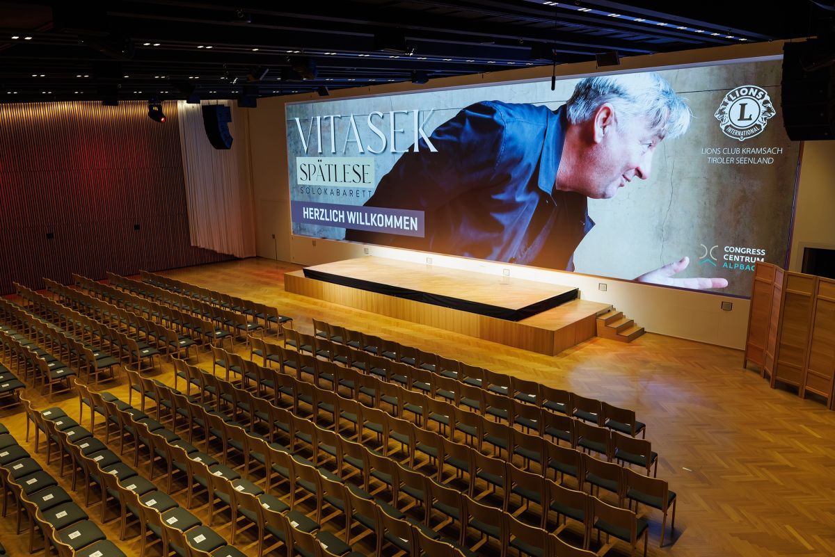 Premiere für die neue Panorama-LED-Wall beim Auftritt von Kabarettist Andreas Vitasek. (© Maximilian Köck)