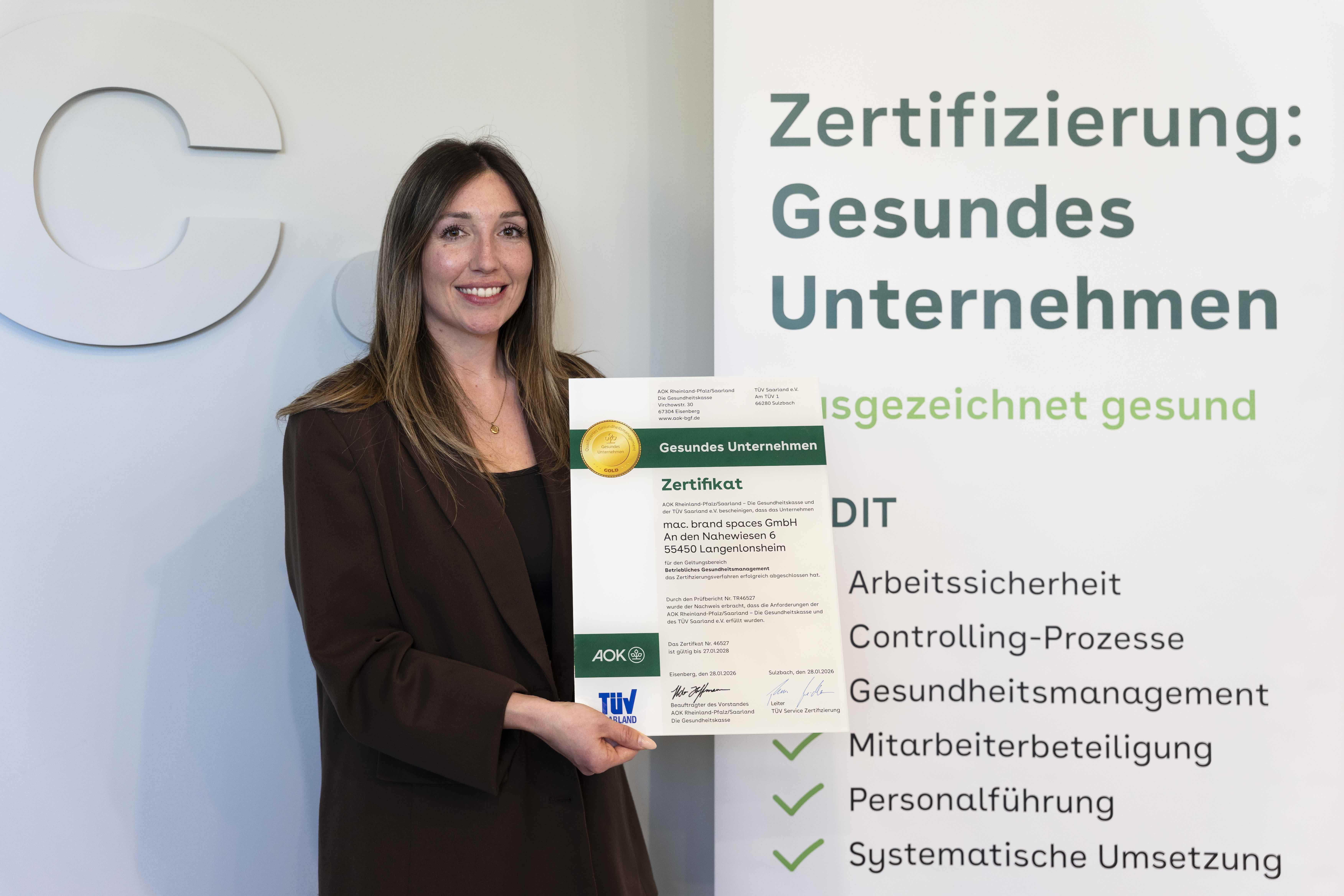 Melina Stapelmann von mac bei der Übergabe des Zertifikats (Foto: mac. brand spaces)