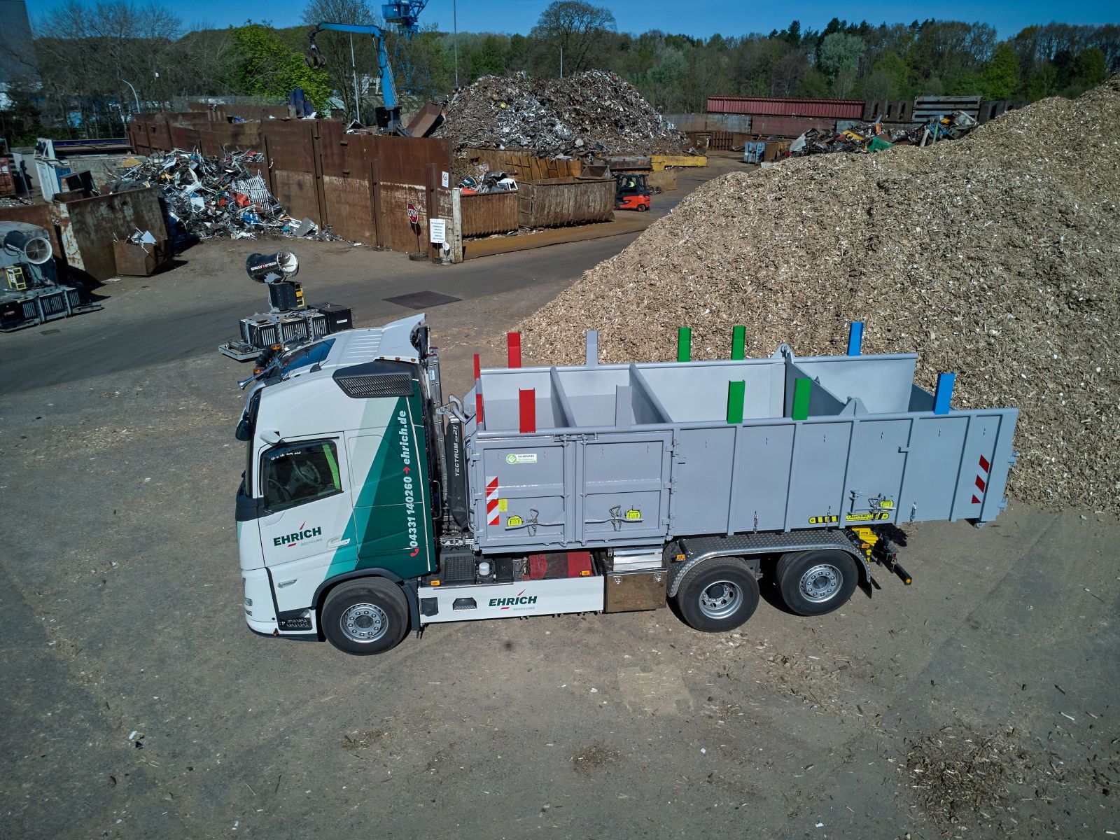 Die farbigen Stelen am Container sind analog zur Codierung für die Metallrückstände beim Kunden (Die Bildrechte liegen bei dem Verfasser der Mitteilung.)