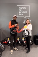 Samuel Baker (Lucky Bike) und Miriam Knappich (Sachgebietsleitung Familiennahe Hilfe AWO Karlsruhe) 