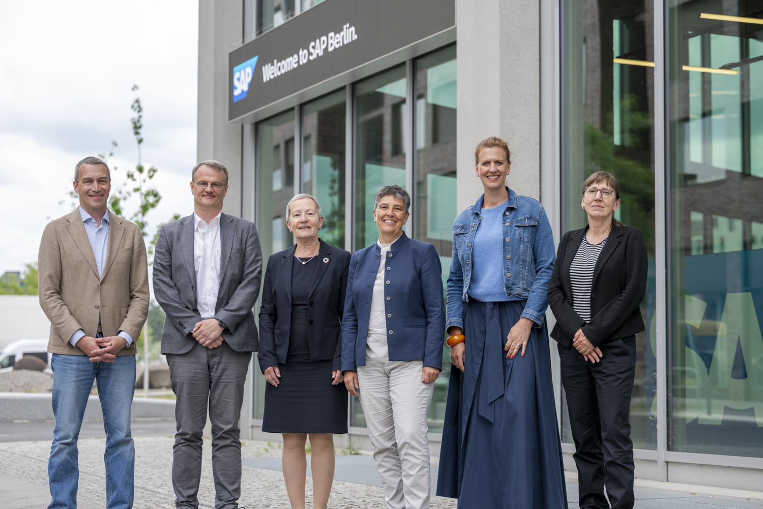 Jens Fuhrberg (2. v. l.) verstärkt als neues Mitglied den Vorstand der Stiftung Digitale Chancen.