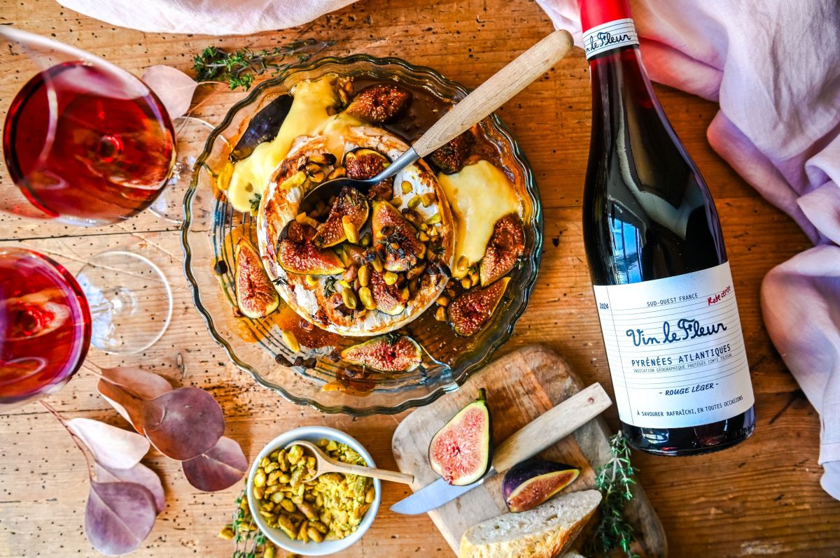 Schneller Snack: Vin le Fleur und gebackener Camembert mit saftigen Feigen (© Plaimont / Foodistas)