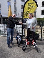 Stefan Sewald (Regionalleiter Lucky Bike) und Heike Stehle-Ludy (Kita Leitung Horizont e.V. München)