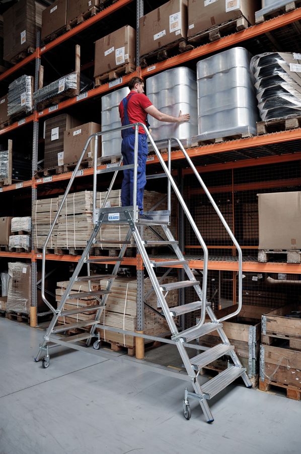 Fahrbare KRAUSE-Podestleitern ermöglichen sicheres und ergonomisches Arbeiten im Lager. (© KRAUSE-Werk GmbH & Co. KG.)