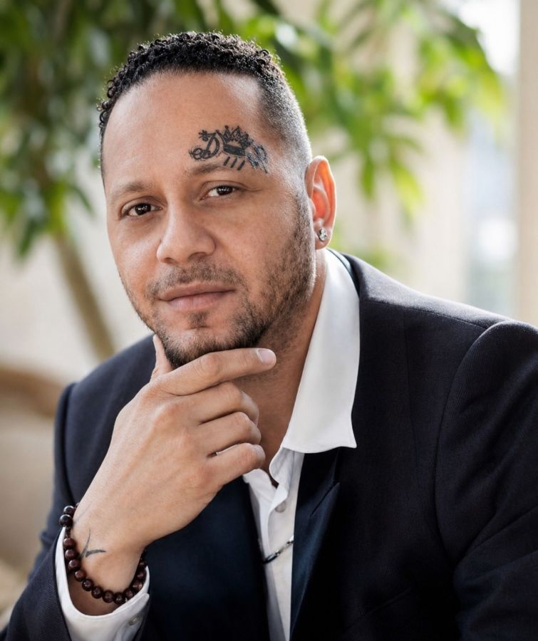 Danny Ray Jenkins alias Just1ce bei seiner Arbeit als Speaker für Suchtprävention an Schulen (© ©Danny Ray Jenkins / Just1ce)
