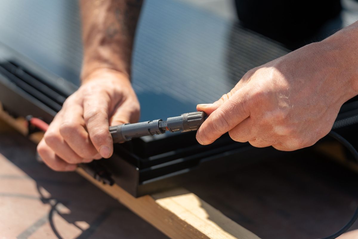 Die Steckerverbindungen werden am Modul des Energiedachs eingeklickt. (© Foto: ERLUS )