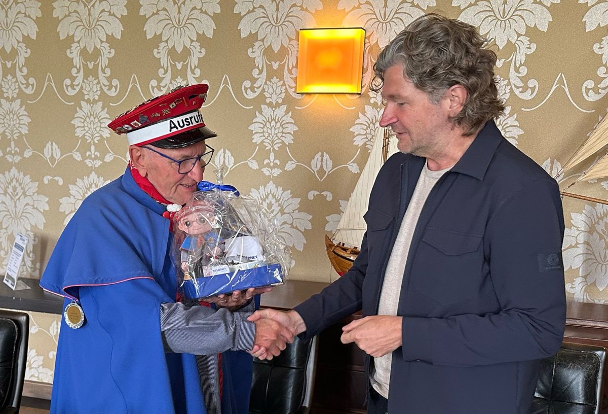 Kurdirektor Wilhelm Loth überreichte dem Ausrufer Bernd Krüger ein Abschiedspräsent. (© Staatsbad Norderney - Uwe Schneider)