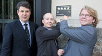  Klaus Hübenthal (r.) überreicht Hardy R. Voges (l.) und Rainer Siewert das Sterne-Schild.
