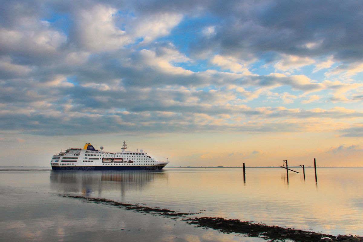 MS Hamburg, das kleinste Kreuzfahrtschiff Deutschland, wird modernisiert (© Foto plantours)