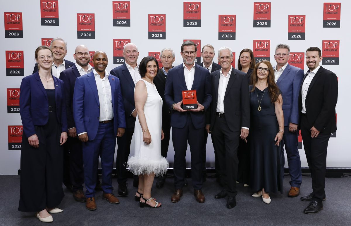 Das Team der M&L AG mit Karl-Theodor zu Guttenberg bei der Verleihung der TOP CONSULTANTs (© Quelle: KD Busch/compamedia)