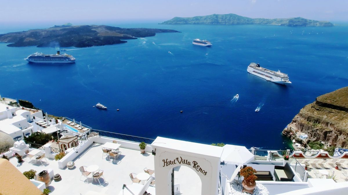 Kreuzfahrtschiffe Liegeplatz vor Santorini (© Frank Walter)