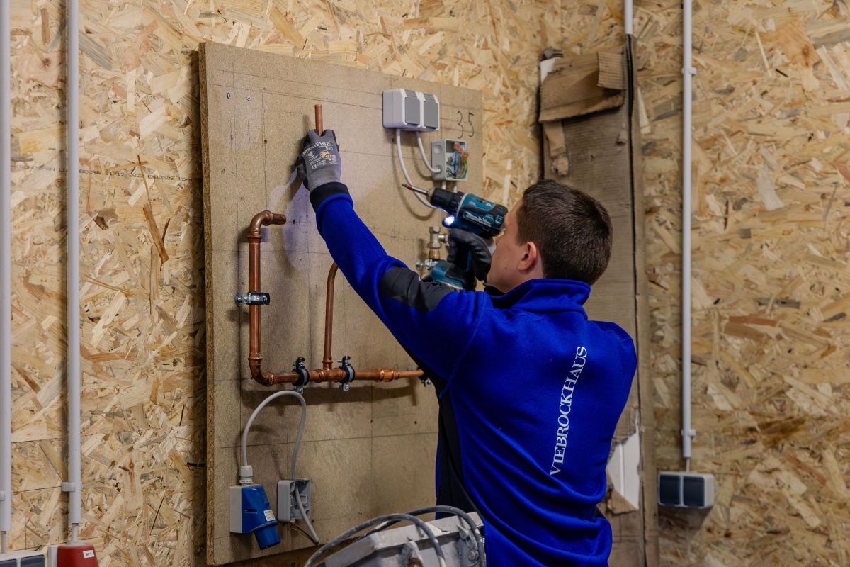 Die Azubiwerkstatt bietet viele Übungsmöglichkeiten für die optimale Vorbereitung der Ausbildung. (© Viebrockhaus AG)