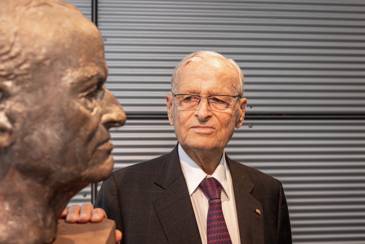 Carl H. Hahn mit seiner Porträtbüste von Ubbo Enninga, 2022, © Kunstmuseum Wolfsburg, Foto: Marek Kruszewski