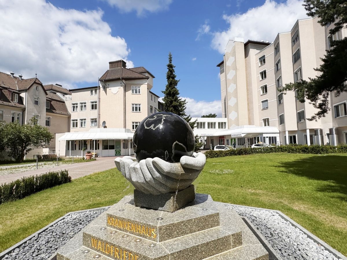 Blick auf die Gebäude des Krankenhauses Waldfriede in Berlin-Zehlendorf. (© © Foto: Krankenhaus Waldfriede)