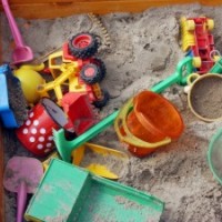 Blei kann auch durch kontaminiertes Spielzeug oder auch durch Verschlucken von Sand von Kindern aufg Blei kann auch durch kontaminiertes Spielzeug oder auch durch Verschlucken von Sand von Kindern aufg