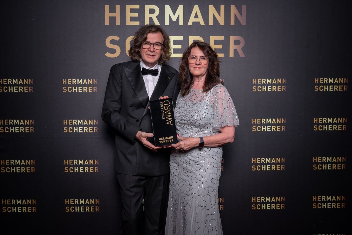 Award-Übergabe von Hermann Scherer (© Heidi Kuls )