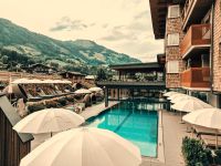Blick auf das Hotel mit Outdoorpool