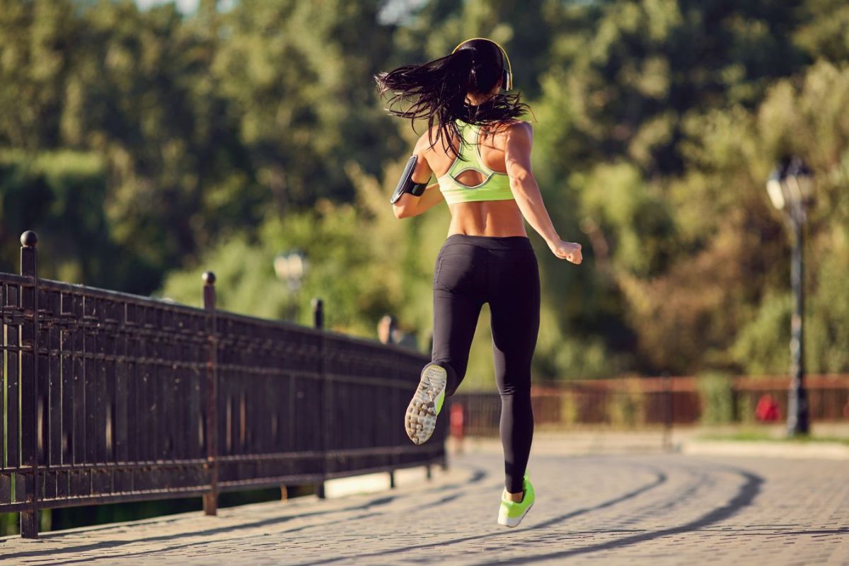 Das richtige Outfit zum Joggen im Sommer - wie sieht das für euch aus?  (© Bildquelle: Canva)