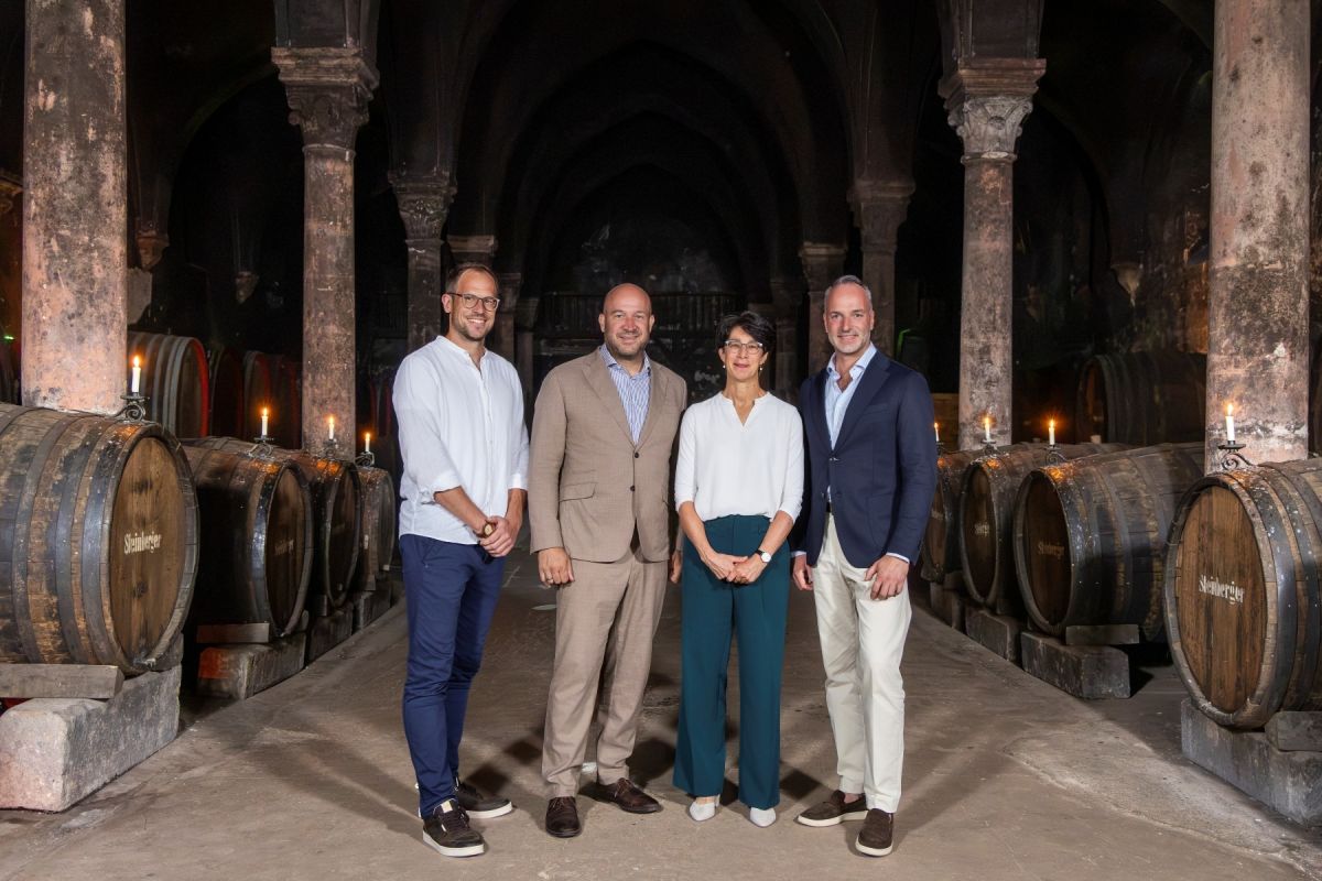 Von links: Sebastian Macho, Ingmar Jung, Doris Moos und Julius Wagner im Hospitalkeller (© Samira Schulz)