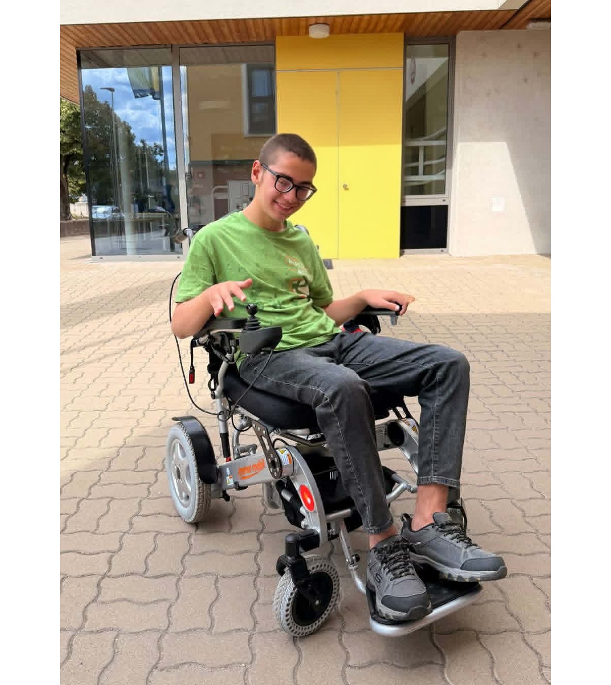 Der 13-jährige Gabriel freut sich über seinen neuen Elektrorollstuhl von immer-mobil, durch den er selbstständiger ist