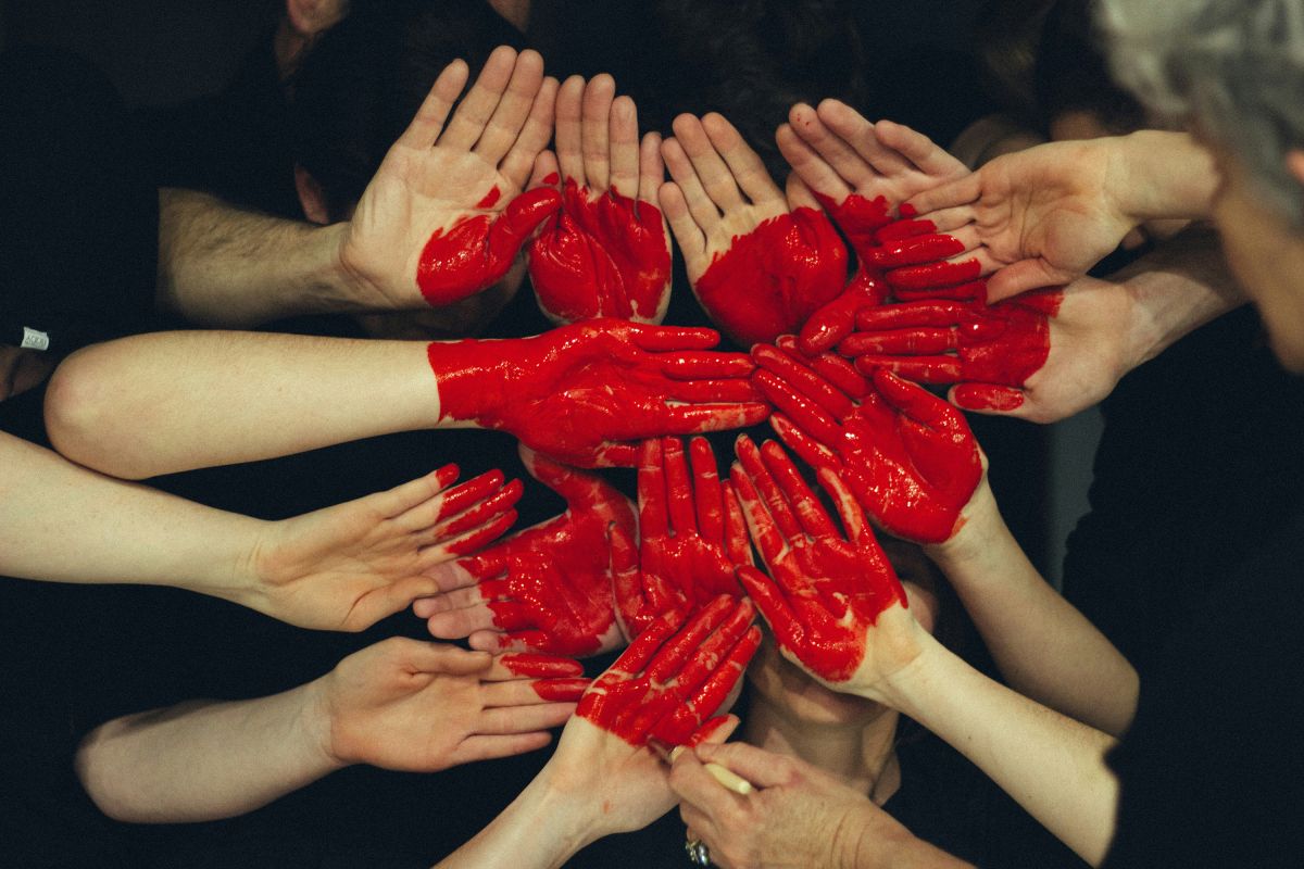 Herzlichkeit, Menschlichkeit, Nähe: Unverzichtbare Faktoren, die auch im KI-Zeitalter punkten. (© Tim Marshall / Unsplash)